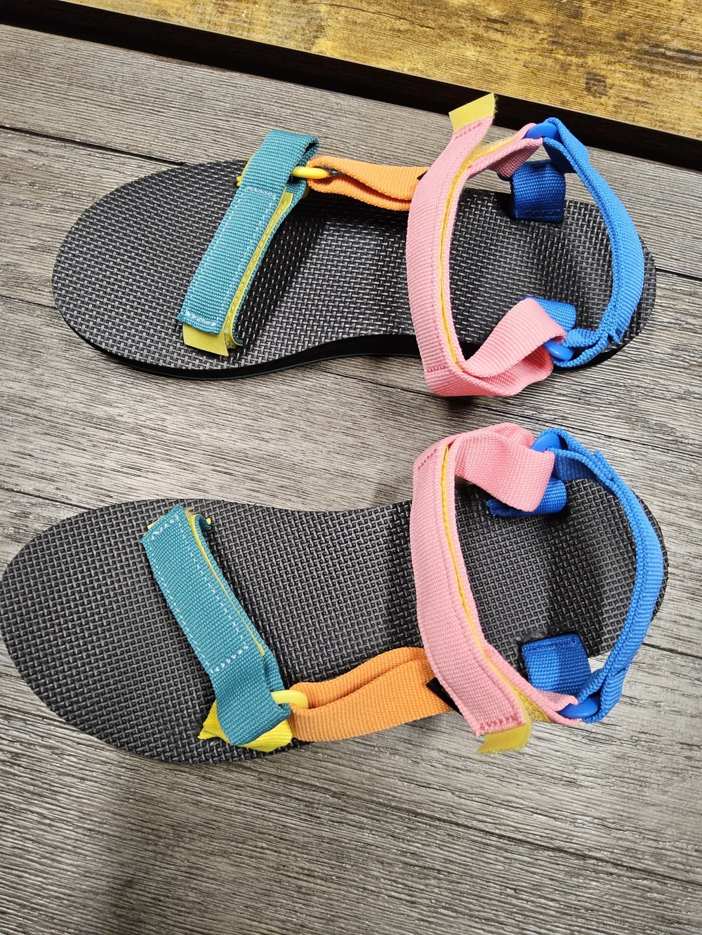 NWOT Womens size 8 Teva Colorblock Sandals